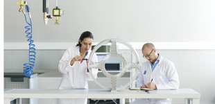 Mitarbeiter bei Rolls-Royce Electrical